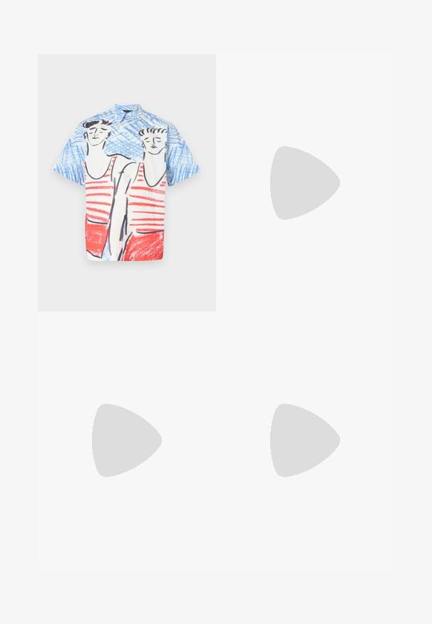 Korte mouwen knoopoverhemd met een blauwe achtergrond en een ontwerp van rode en witte strepen, geïllustreerde figuren en een relaxte pasvorm.; Brede blauwe jeans van denim met een verouderde afwerking. Heeft vijf zakken, een sluiting met vooraan knoop en een rechte snit.; Zwarte leren instappers met een ronde neus, voorzien van een gouden hardware accent en stikdetails, geplaatst op een lage, getextureerde rubberen zool.; Zwarte leren schoudertas met een ritsvak aan de voorkant, reliëflogo en verstelbare schouderband. Soepele textuur met een gestructureerde vorm.