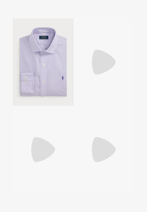 Ανοιχτό μωβ πουκάμισο με λευκές κατακόρυφες ρίγες, με γιακά που κουμπώνει, μία τσέπη στο στήθος και κεντημένο λογότυπο σε σκούρο μωβ.; Μαύρο παντελόνι με πλατιές, φαρδιές γάμπες από λείο ύφασμα. Διαθέτει μέση με μεσαίο ύψος και πτυχώσεις μπροστά, προσφέροντας μια κομψή σιλουέτα.; Μαύρη δερμάτινη μπότες μέχρι τον αστράγαλο με στρογγυλή μύτη, ελαφριά τακούνι, φερμουάρ στο πλάι και λωρίδα για τραβήξιμο στο πίσω μέρος. Λείος υφή και απλός σχεδιασμός.; Ασημένιο τετράγωνο ρολόι με λευκό καντράν, μαύρους ρωμαϊκούς αριθμούς και κείμενο "ΑΝΘΕΚΤΙΚΟ ΣΕ ΝΕΡΟ". Μαύρη δερμάτινη λωρίδα με υφή.