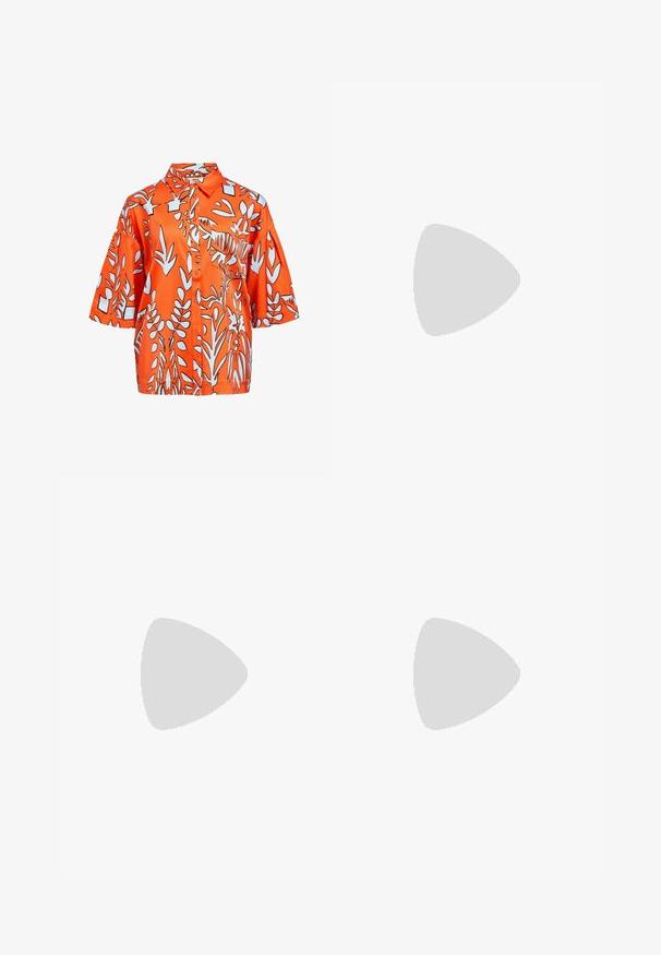 Camisa de manga corta en satén naranja brillante con patrones de plantas y geométricos en blanco, con cuello y cierre de botones en la parte delantera.; Pantalones de chándal negros de pierna ancha, hechos de una tela suave, con una cintura elástica y un pequeño logo en el lado izquierdo.; Zapatilla de cuero negro con rayas blancas, puntera de goma, cordones negros y suela color crema. Textura suave con acabado brillante.; Bolso cruzado negro hecho de material sintético texturizado. Presenta un diseño de logo en relieve y correa ajustable. Cierre con cremallera.