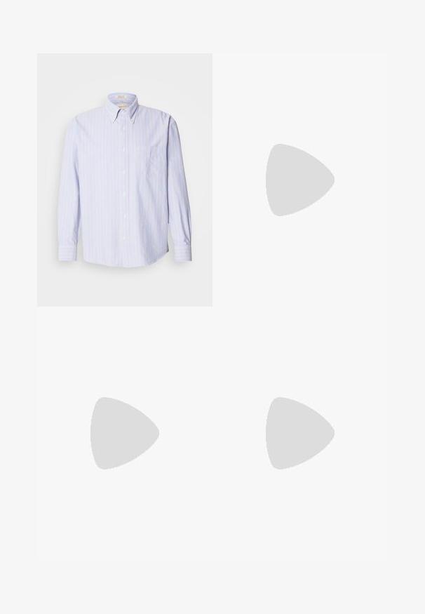 Camicia button-down realizzata in tessuto leggero, con strisce verticali blu e gialle, maniche lunghe e taschino sul lato sinistro.; Pantaloni marroni a vita alta in denim, dotati di due tasche anteriori, chiusura con bottone e design a gamba dritta. Texture liscia.; Scarpa casual verde in suede con lacci, dettagli cuciti e suola in gomma marrone, mostrata in profilo laterale su uno sfondo semplice.; Orologio G-Shock con cassa in resina trasparente, quadrante blu, dettagli metallici, display digitale e cinturino in silicone testurizzato. Impermeabile fino a 20 bar.