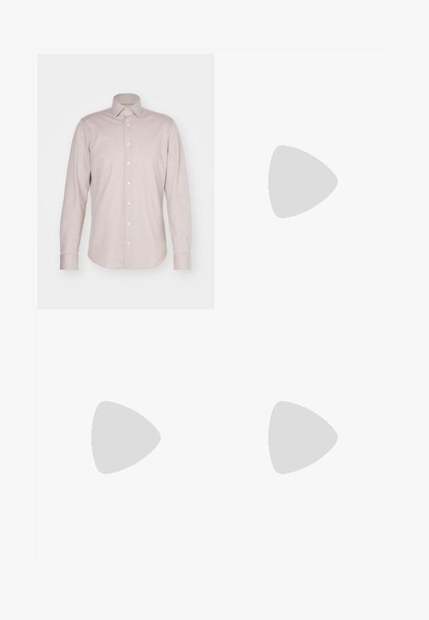 Michael Kors SOLID SLIM SHIRT - Button down-skjorte - sand; Sorte bukser med slim fit, knappestenging og sidelommer. Laget av et glatt, mykt stoff med et rent, minimalistisk design.; Hvite skinnsneakers med perforeringer, rund tå, flat såle og tykke lisser, med en synlig swoosh-logo og "AIR" på hælen.; Sett med fem ringer: én sølv signetring med svart stein, fire metallband med ulike design, inkludert flettede og stripete mønstre.