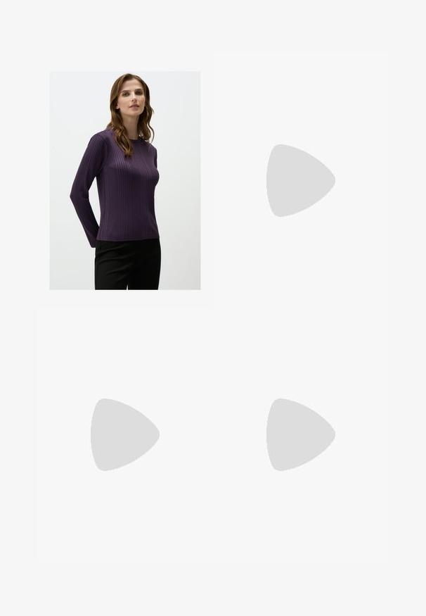 Paarse geribde langslavenshirt met een ronde hals, aansluitende pasvorm en een gladde textuur, gecombineerd met zwarte broek. Eenvoudig ontwerp en minimale details.; Navy wijde broek in een gladde stof, voorzien van voorplooien, riemlussen en zijzakken. Inclusief een knoopsluiting bij de taille.; Zwarte suède ballerina's met een ronde neus, voorzien van een decoratieve strik aan de voorkant en een platte zool. Glad textuur en klassieke vorm.; Ronde, bruin getinte zonnebril met een glanzend bordeauxrood frame. Slanke pootjes met subtiele merkdetails. Vlakke lensontwerp.