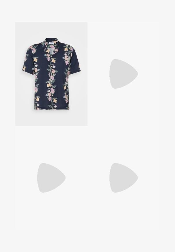 Korte mouwen shirt van donkerblauwe stof met een bloemendessin van roze en gele bloemen, en een klassieke kraag met knopen.; Set van vijf t-shirts in zwart, wit en marineblauw. Katoenen stof, korte mouwen, ronde halsontwerp en een effen textuur zonder patronen.; Lichtblauwe denim wijde jeans met een hoge taille, voorzien van vijf zakken, riemlusjes en een zachte, licht vervaagde textuur.; Witte en grijze sneakers met zwarte strepen, gemaakt van leer, met een rubberen zool en platte veters. Draagt ze met marineblauwe broek op een houten vloer.