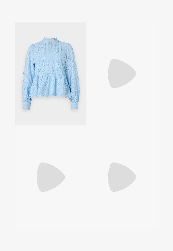 Blusa peplum azzurro chiaro con intricati motivi a occhio di pernice, scollo alto e maniche lunghe a sbuffo, caratterizzata da bordi scallop e tessuto testurizzato.; Jeans in denim neri a vita alta con un taglio a gamba larga, design a cinque tasche e cuciture visibili. Il tessuto ha una finitura liscia e leggermente tessurizzata.; Sandali con tacco in vernice nera, con punta squadrata, cinturini alla caviglia e fibbie in argento. Presentano un tacco a blocco spesso per maggiore stabilità.; Borsa tote in pelle nera con texture liscia, forma rettangolare e due manici lunghi. Nessun hardware o decorazione visibile.
