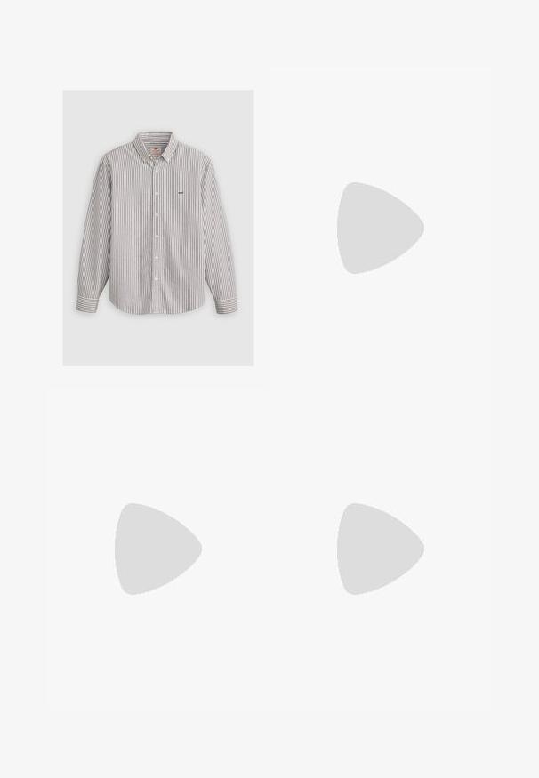 Knapp-up skjorte i lysegrå og cremefarvede vertikale striber, lavet af bomuldsstof, med lange ærmer og en klassisk krave. Lille logo på brystet.; Sorte denim flared jeans med en frynset kant, femlommes design og knaplukning. Glat struktur, stof af mellem vægt.; Sort Adidas Superstar sneaker med hvide striber, skaletå og "Superstar"-tekst på siden, vist i sideprofil på hvid baggrund.; Skildpadde-mønstrede briller med rektangulære linser, sorte og orange stel, der har en blank finish og slanke stænger.