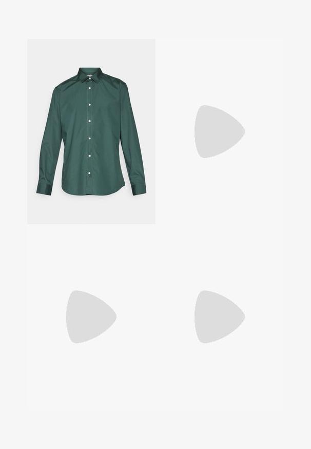 Žalia mygtukinė marškinė, pagaminta iš lygaus audinio, turinti klasikinę apykaklę, ilgomis rankovėmis ir baltomis mygtukais priekyje. Be raštų.; Šviesiai mėlynos džinsinės kelnės su aukštu liemeniu, priekyje mygtukas, užtrauktukas ir penkių kišenių dizainas, išklotos ant neutralios fono.; Juoda odinė lakuota avalynė su apvaliu pirštu, tekstūruota gumine padu ir geltona siūlelių apdaila aplink bazę. Lygus dizainas ir glotnus paviršius.; Pilkas suedes fanny pack'as apvalios formos, su dviem užtraukiamais skyreliais ir reguliuojama diržele. Yra metaliniai aksesuarai.