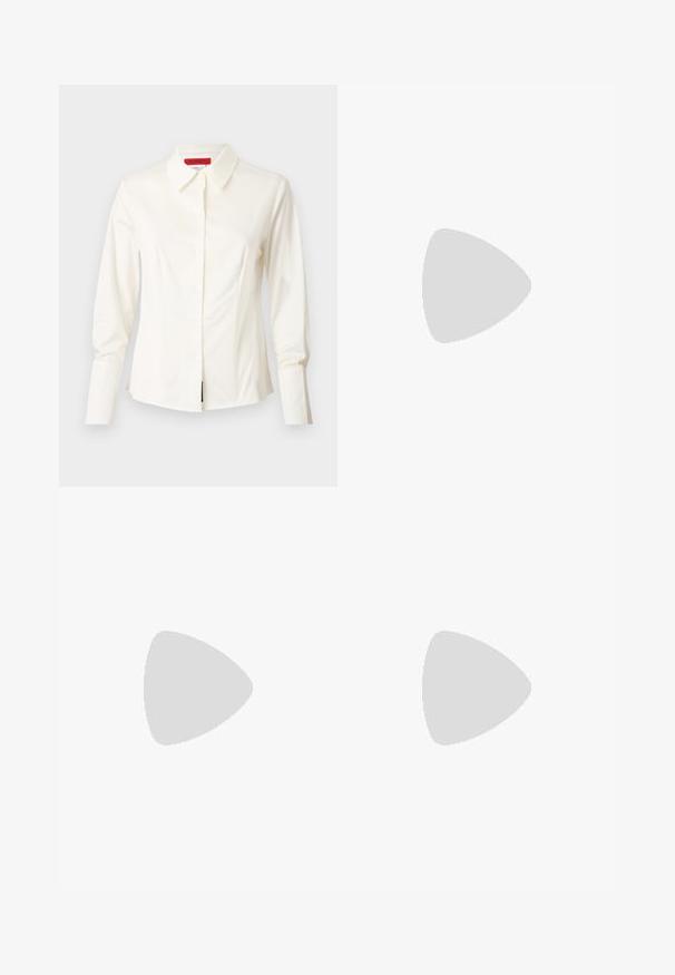 Weißes Hemd mit Kragen aus glattem Stoff, mit langen Ärmeln, Knopfverschluss und taillierter Passform mit dezenten Abnähern vorne zur Formgebung.; Schwarze weite Hosen mit einer glatten Textur, ausgestattet mit einem hohen Bund und mittleren Falten. Keine sichtbaren Muster oder Hardware-Details.; Schwarze patentierte Leder-High Heels mit quadratischer Zehenform, Knöchelriemchen und dicker Absatz. Enthält durchbrochene Details entlang des Randes.; Braune strukturierte Ledertasche mit goldener Kettenriemen und Klappenverschluss. Die Vorderseite zeigt ein Logo-Detail und eine Tasche unter der Klappe.