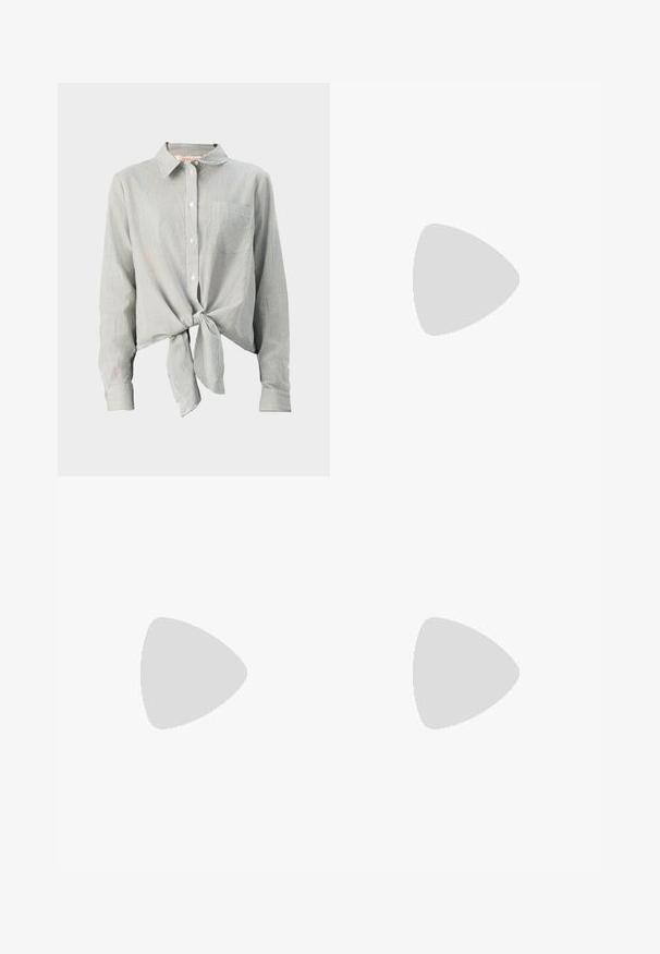 Overhemd met knopen in groen en witte strepen, met een strik aan de voorkant, lange mouwen en een borstzak. Gemaakt van lichtgewicht stof.; Zwarte flared jeans van denim, met een hoge taille, dubbele knoopsluiting en voorzakken met een nette afwerking.; Lichtblauwe open teen hakmules met een geometrisch ontwerp, voorzien van een brede band over de voet en een forse, hoekige hak.; Zwarte leren handtas met een gebogen vorm, afneembare schouderband en gouden hardware. De tas heeft een klep met een gespsluiting.