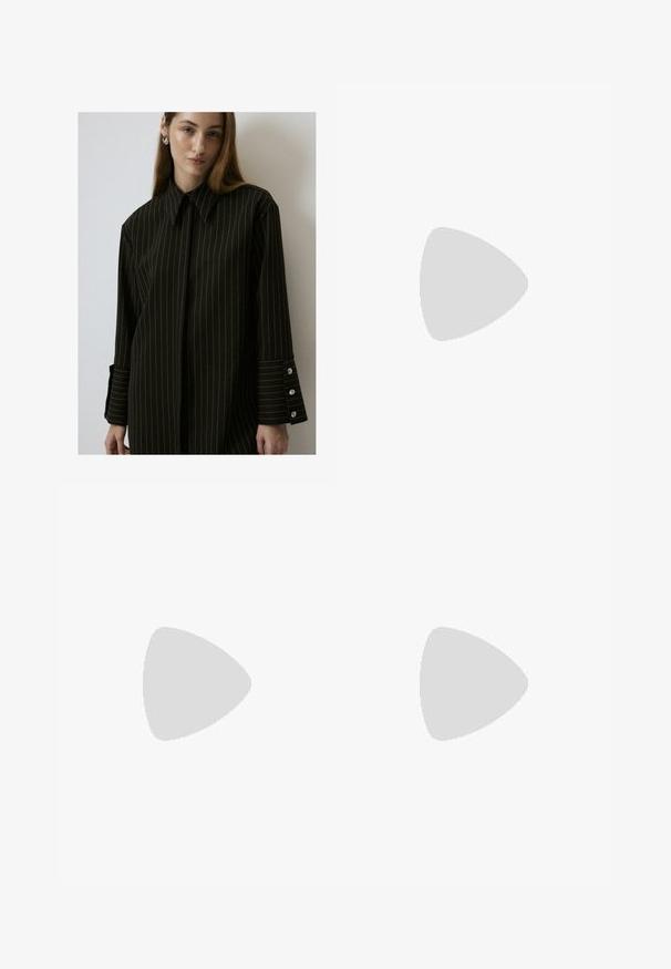 Crna košulja s prugama, strukturirani ovratnik, dugi rukavi, manžete s tri dugmeta, glatka tkanina. Čist, krojeni dizajn.; Crna prozirna suknja s nabranim pojasom, koja ima dva velika prednja džepa, remen oko struka i okrugli metalni detalj.; Crne kožne kauboj čizme s šiljastim prstima, klinastim potpeticama i srebrnim izvezenim cvjetnim uzorcima duž osovine. Kontrastni šavovi posvuda.; Crna kožna torba s zakrivljenim dizajnom, koja sadrži srebrne zakovice, kopču i dva bočna džepa. Podesiva traka za različite opcije nošenja.