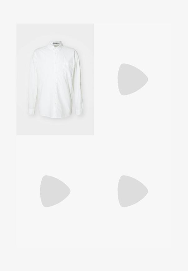 Camicia bianca a maniche lunghe in cotone, con colletto a punta, una tasca sul petto e una vestibilità rilassata con maniche con polsino.; Polo shirt nero a maniche corte con un motivo astratto testurizzato. Il colletto è piatto e leggermente aperto, migliorando il design rilassato.; Shorts in denim azzurro chiaro con taglio classico. Presentano cinque tasche, dettagli di cucitura arancione e orli a taglio vivo.; Mocassini in pelle nera con finitura liscia, punta arrotondata e cuciture decorative sulla tomaia. Tacco basso impilato e leggero lucido.