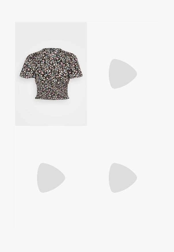 Schwarze Blumenshirt mit kurzen Puffärmeln, verziert mit blauen, rosa und weißen Blumen, mit gerafftem Bund und einem subtilen strukturierten Stoff.; Schwarze weite Hosen mit glatter Textur, ausgestattet mit einem flachen Bund und seitlichen Taschen, entworfen mit einer minimalistischen Ästhetik.; Schwarzer Leder-Stiletto mit spitzem Zehenbereich, offenem Fersenbereich und mit einer Schleife gebundenen Knöchelriemen. Schlanker 3-Zoll-Absatz. Glatte Textur, minimalistisches Design.; Schwarze Leder-Crossbody-Tasche mit glatter Textur, rechteckiger Form und metallic-kettendetail auf der Vorderseite. Verstellbarer Gurt inklusive.; Silberner Doppelring mit einer glatten, polierten Oberfläche. Verfügt über ein fließendes, kurviges Design mit überlappenden Abschnitten für einen modernen Look.