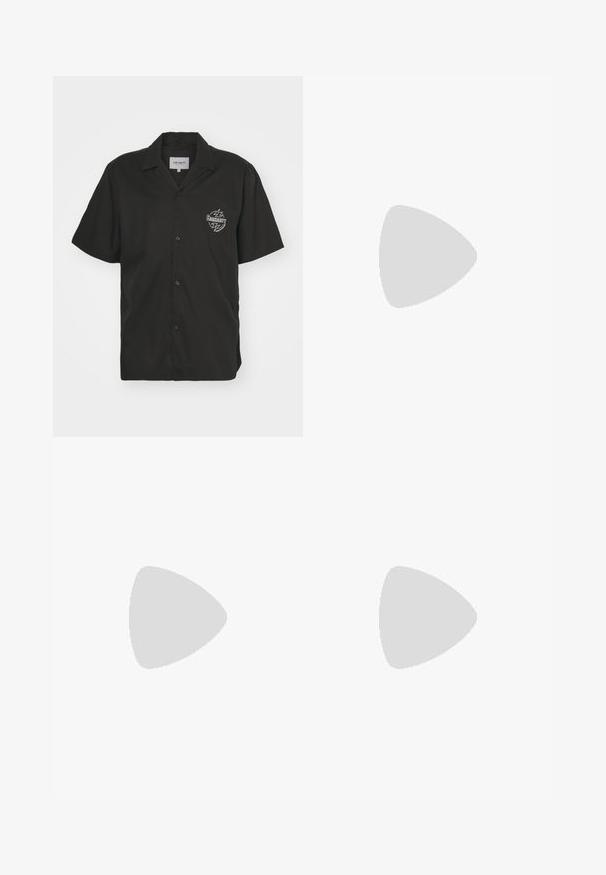 Camicetta nera a maniche corte con colletto ripiegato, caratterizzata da un logo grafico bianco sul lato sinistro del petto e una texture liscia.; T-shirt in cotone nero della Nike con collo rotondo classico, maniche corte e un logo in rilievo discreto sul petto. Texture liscia.; Pantaloni della tuta neri realizzati in tessuto morbido con vita elastica, coulisse e un piccolo logo Nike sulla coscia sinistra.; Scarpe sportive nere con tessuto testurizzato e suole in gomma, dotate di lacci elastici e un accento blu sul tallone. Indossate con pantaloni in denim chiaro.