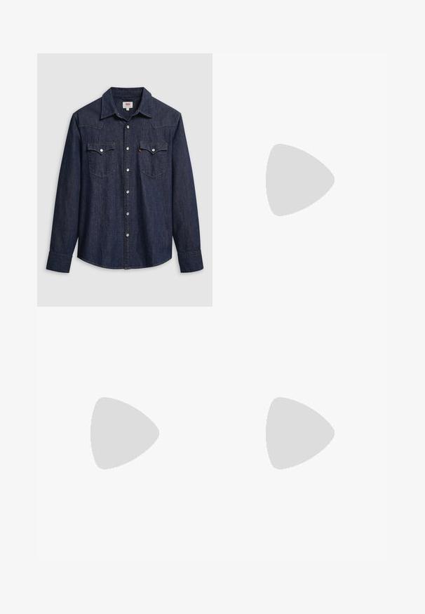 Mörkblå denimskjorta med spetsig krage, tryckknappar och bröstfickor. Har sömdetaljer och långärmade ärmar.; Två kortärmade t-shirts: en vit och en svart. Båda är tillverkade av bomull med en röd Levi's-logotyp på bröstet. Enkel design med rund hals.; Ljusblå denimjeans med rak design, fem fickor, knäppning med knapp och subtil blekning över tyget.; Vita lädersneakers i låg modell med perforerat tåparti, platta snörningar och minimalistisk design. I kombination med ljusblå denimjeans.