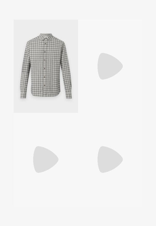 Košulja dugih rukava sa uzorkom kariranih pruga u bijeloj i crnoj boji, klasičnog ovratnika i smeškastih dugmadi na jednobojnoj pozadini.; Smeđe široke hlače s nabranim detaljima. Izrađene od glatkog materijala, s krojenim pojasom i bočnim džepovima. Ravni rub na dnu.; Crne kožne cipele na vezivanje s zaobljenim prstima, glatkom površinom i rebrastim gumenim potplatom. Imaju mali potpeticu i petnu traku za lakše obuvanje.; Smešasta kožna torba preko tijela smeđe boje s bijelim šavovima, pravokutnog oblika, zatvaranjem na zip, i bež podesivim remenom. Sadrži dva prednja džepa.