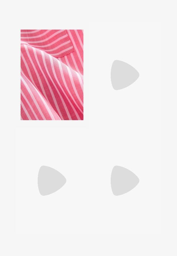 Vörös és rózsaszín csíkos anyag sima textúrával, keskeny váltakozó csíkokkal és diszkrét fényességgel.; Fekete farmernadrág egyenes szárú fazonnal, öt zsebbel, fémből készült gombzárral és diszkrét varrási részletekkel. Sima textura.; Bershka Magas sarkú szandálok - black; Fekete lakkbőr kézitáska ívelt formával, egy vállpánttal, elülső zsebekkel és ezüstszínű fémrészletekkel.