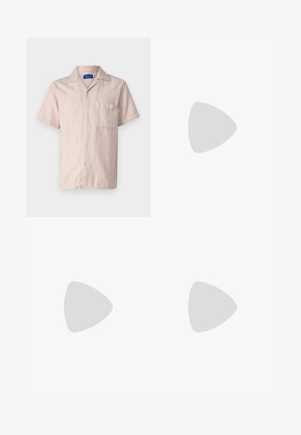 Jack & Jones JORATLAS RESORT - Skjorter - brown; Tre hvide ribbede tanktops lavet af bomuld. Har en rund hals og små sorte mærker nær sømmen. Fås i flere størrelser.; Røde træningsbukser med elastisk talje, sidelommer med lynlås og tre hvide striber ned ad siderne. Har et lille logo på låret.; Hvide lædersneakers med grå ruskindsnæse, tre horisontale hvide striber, blå accent og brun gummisål. Tekstureret detalje på sålen.