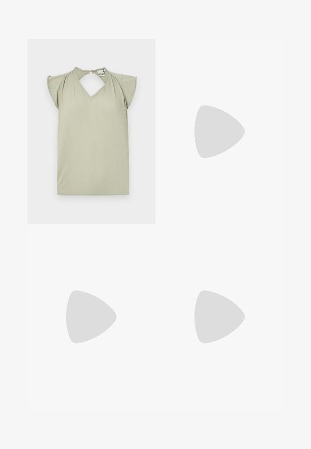 Maglietta a maniche corte di un verde chiaro con scollatura a V e dettaglio a chiave sulla schiena. Realizzata in tessuto morbido; presenta delicate ruches sulle spalle.; Gonna nera plissettata con vita alta e elastica. Realizzata in tessuto morbido, presenta plissettature verticali per una silhouette fluida.; Décolleté in vernice nera con cinturino dietro, punta affusolata, design con ritagli arrotondati e tacco a blocco. Presenta un accento di fibbia tono oro.; Borsa a tracolla in pelle color cuoio con design plissettato, tracolla regolabile e forma arrotondata. Branding minimalista sulla superficie frontale.
