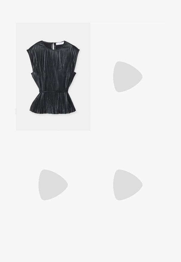 Schwarzes, gefältetes Oberteil mit Rundhalsausschnitt, kurzen Fledermausärmeln, tailliertem Design und einem Verschluss auf der Rückseite. Hergestellt aus einem glatten, glänzenden Stoff.; Braune, hoch taillierte Hose mit Falten, aus glattem Stoff. Lässige Passform, gerade Beinform, mit Gürtelschlaufen und Reißverschluss.; Braune Leder-Ankle-Boots mit spitzer Zehe, schlankem Design und dünnem schwarzen Absatz. Texturierte Oberfläche mit einem subtilen Muster.; Braune Schildkrötensonnenbrille im Übergrößenformat mit einem breiten rechteckigen Rahmen und gefärbten Gläsern. Goldfarbenes Logo-Detail an der Seite.