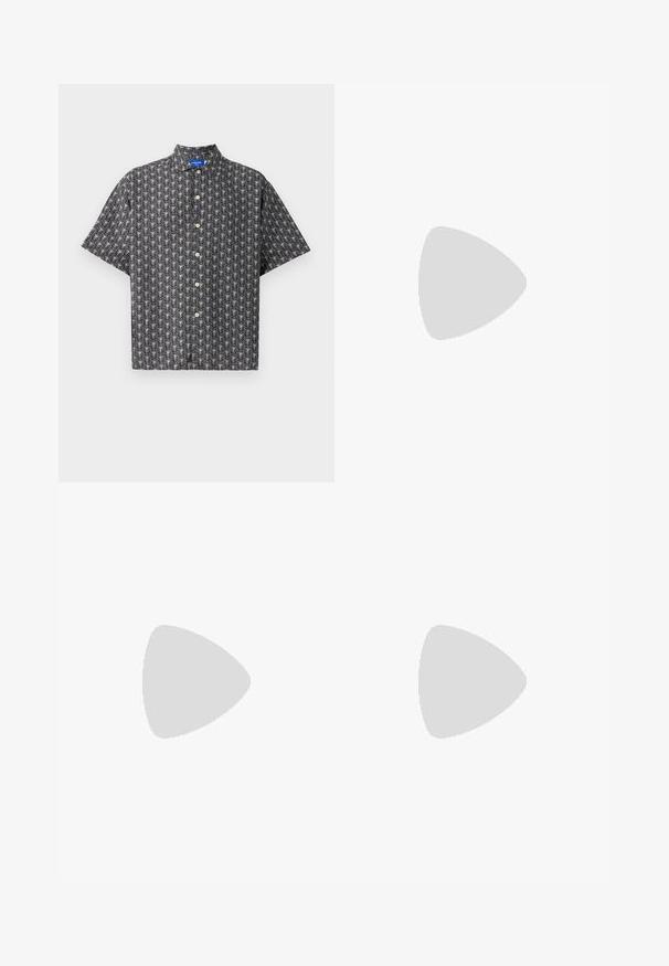 Camisa de botão de manga curta em tecido preto com um padrão de folhas brancas, colarinho pontudo e botões de tom bege espaçados uniformemente na frente.; Jeans de denim azul-escuro com um design de perna reta, cinco bolsos e fecho com botão. O tecido apresenta um desvanecimento sutil e textura.; Sapatos mocassins de couro preto com acabamentos lisos, parte superior em estilo mocassins, detalhes em costura e sola de borracha. Design clássico com um salto baixo.; Luvas de couro preto com uma textura lisa, cinco dedos e detalhes de costura subtis. Design clássico, adequado para uso em clima frio.