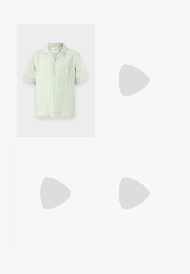 Košeľa s krátkym rukávom vyrobená z ľahkého zeleného ľanu, s gombíkovým zapínaním, golierom a jednou náprsné kapsou. Jemná textúra a voľný strih.; Čierne bavlnené tričko s krátkymi rukávmi, s modrým textom "OCHRÁŇTE SVOJU ENERGIU" a grafickým dizajnom na hornej ľavej strane.; Tmavomodré džínsy s rovnými nohavicami, ktoré majú vzorovaný opasok s kovovými očkami a zodpovedajúcim pútkom na opasok.; Čierne kožené mokasíny s hladkou textúrou, zaoblenou špičkou a dekoračným pásikom cez priehlavok. Nízky vrstvený opätok, minimalistický dizajn.