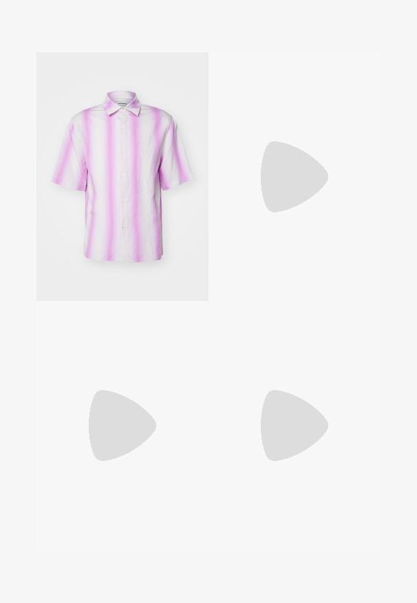 Korte mouwen, knoop-shirt in lichtroze en wit met verticale strepen. Gemaakt van lichtgewicht stof, met een klassieke kraag.; Witte poloshirt van katoen, met een klassieke kraag, een knoopsluiting met drie knopen en een borstzak aan de linkerkant; klein logo aan de onderrand.; Witte linnen broeken met een elastische tailleband met koord, een wijd been ontwerp en schone naden. Glad textuur met een casual pasvorm.; Beige sneakers met een combinatie van glad leer en suède materialen. Voorzien van witte accenten, platte veters en een lichte plateauzool.