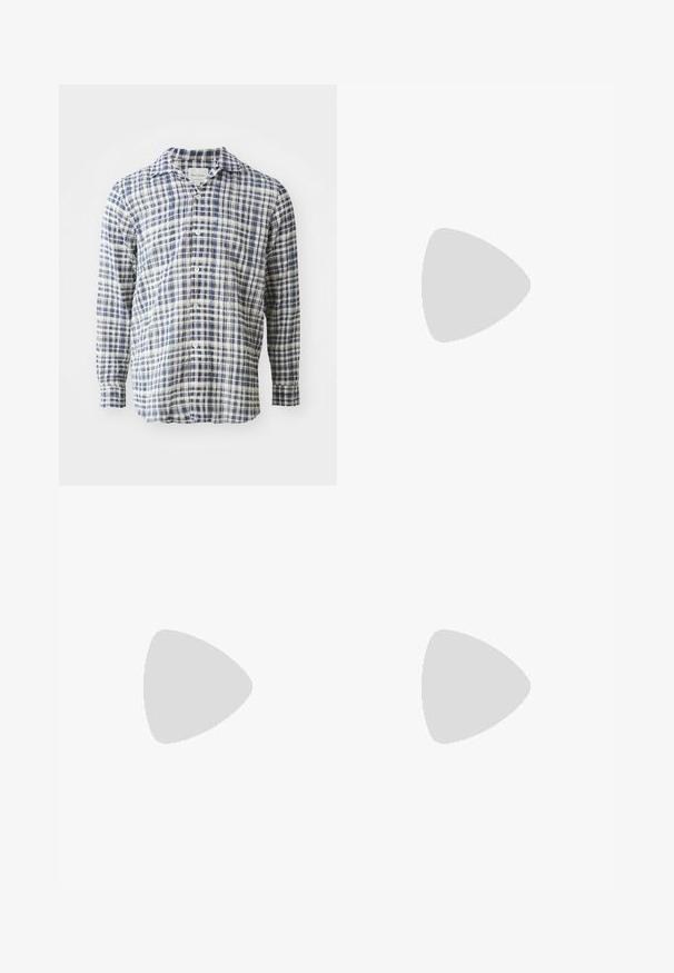Chemise à manches longues à carreaux bleus et blancs en tissu léger, avec un boutonnage à l'avant et un col classique.; Débardeur blanc sans manches en tissu côtelé, avec un petit logo gris sur la poitrine. Design simple avec un col rond.; 2Y Studios EREN - Jean baggy - raw; Baskets blanches avec un dessus en mesh et en daim, accents navy et semelle en caoutchouc naturel. Présente un design à lacets et des détails cousus.