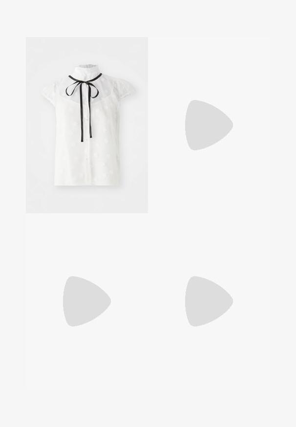 Balta permatoma blusta su trumpomis pūkuotomis rankovėmis, aukštu apykakle, juodu kaspinu, ir mažais gėlių raštais, su perlų sagomis priekį.; Sister Jane HEART TO HEART - Tiesaus kirpimo džinsai - blue denim; Balti aukštakulniai drobės sportbačiai su juodu guminio pado, priekinio guminio piršto dangteliu ir šešiais akytėmis raištams, pasižymintys švariu, minimalistiniu dizainu.; Raudona odinė rankinė su kampuota, geometrine forma. Pasižymi viena reguliuojama dirželiu ir dangteliu su siuvinėtais dekoracijomis.