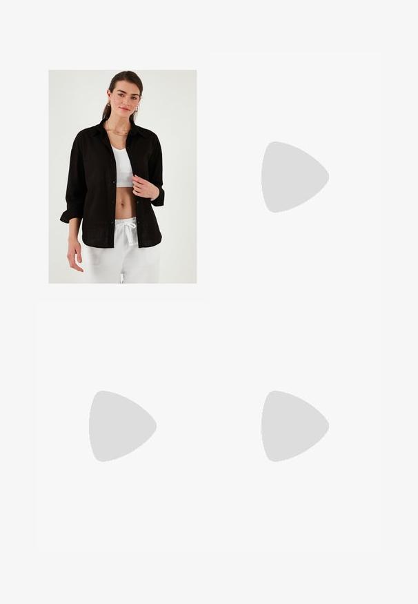 Sort linned skjorte med en afslappet pasform, knaplukning foran og opsmøgede ærmer, lagd over en hvid ribbet top. Hvide bukser med snøre.; Bredde bukser i mørkeblå stof med en glat tekstur, frontplisseringer og dekorative guldfarvede øjenlåg ved sidelommerne.; Sorte ruskind støvler i knæhøjde med blokheel, spids tå og glat, sømløs design på en enkel lys baggrund.; Sort ruskinds totemed med to lange, flade læderremme. Har en buet topkant og synlige stikninger langs forsiden. Ingen hardware-dekorationer.