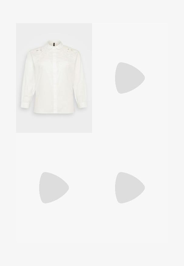 Vero Moda Curve VMCFIE - Skjortebluser - snow white; Sorte brede bukser lavet af et glat stof, med en frontknaplukning, to sidelommer og dybe plisseringer.; Sorte patenterede læderslagback sko med spids tå, ankleremme med sølvspænder og hardware samt en slank hæl.; Sort læder hobo taske med en glat overflade, buet form og en enkelt justerbar rem; har en bred åbning øverst.