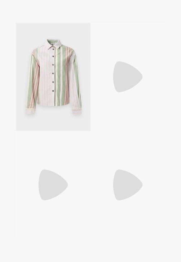Stribet skjorte i grøn, hvid og pink. Har en krave, lange ærmer og en buet kant med kontrastfarvede cuff og knapper.; Sorte wide-leg denim bukser med høj talje, der har front- og baglommer, syede sømme og en knaplukning. Glat tekstur.; Brune patentlæder højhælede sandal med ankelrem, åben tå og et elegant, minimalistisk design. Udstyret med en firkantet hæl.; Guld-tone hoop øreringe med en glat, poleret overflade. Har en halvcirkelform og en sikker stiftlukning.