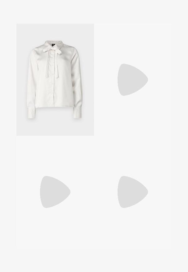 Vero Moda VMSADIE mleczny; Dżinsowa sukienka maxi z długimi rękawami, spiczastym kołnierzykiem, zapięciem na guziki z przodu, dwoma kieszeniami na piersi, wcięciem w talii oraz bocznymi rozcięciami dla swobody ruchów.; Białe sandały na wysokim obcasie z paskami, z płaską bazą na palcach, teksturowanym przodem z marszczonymi akcentami oraz cienkim paskiem na kostce.; Złote kolczyki w kształcie cienkich okrągłych obręczy, o gładkim metalicznym wykończeniu, bez zdobień czy wzorów.