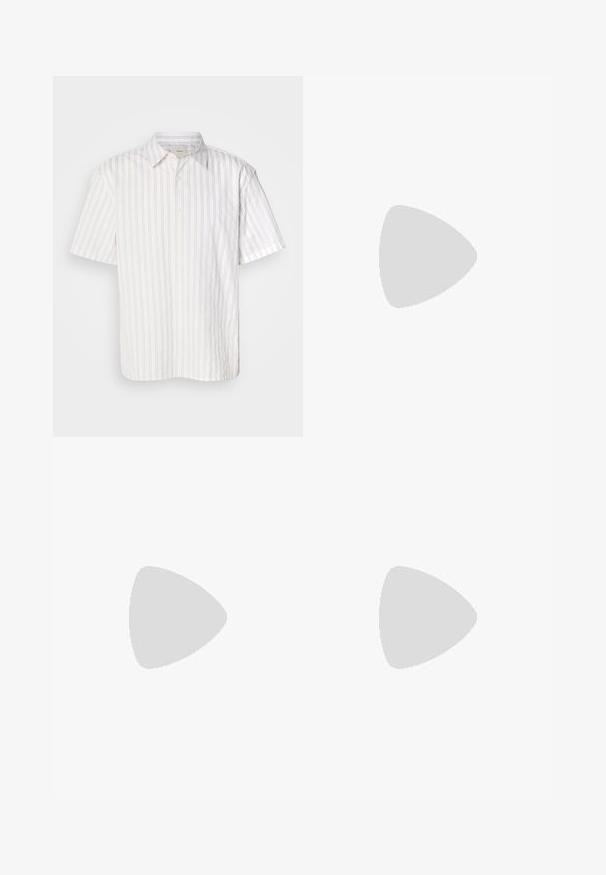 Lyhythihainen valkoinen paita, jossa on ohuita vaaleanruskeita pystyraitoja, napitettavuus ja klassinen kaulus. Kangas näyttää olevan sileä ja kevyt.; Valkoinen puuvillapaita lyhyillä hihoilla ja pyöreällä kaula-aukolla. Vasemmassa rinnassa on pieni musta "Calvin Klein" -logo.; Vaaleansiniset farkut suoranlahkeisella leikkauksella, joissa on haalistuneita kohtia, viisi taskua ja klassinen nappisuljenta.; Matala kenkä mustasta mokasta ja valkoisista nahkapaneeleista, mustat nauhat ja paksu valkoinen kumipohja, näyttäen ulkopuolelta.