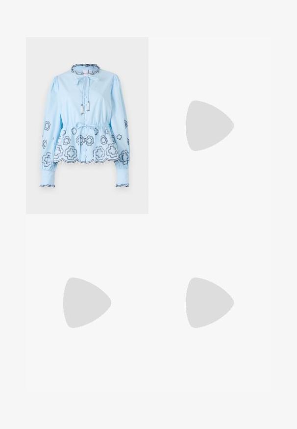 Bluză albă cu albastru deschis, cu mâneci lungi, decolteu volănaș și șnur de ajustare. Prezintă modele florale decorative și închidere cu nasturi în față.; Jeans largi de culoare albastru deschis din denim. Au talie înaltă, design cu cinci buzunare și închidere cu nasture. Croială dreaptă cu o margine curată.; Botină din piele neagră, cu un tiv căzut, detaliu cu cataramă și talpă groasă, robustă. Are vârf rotund și textură netedă.; Geantă de umăr din piele maro cu o textură netedă, design cu vârf deschis și două curele pentru umăr. Prezintă cusături minime și fără componente metalice vizibile.
