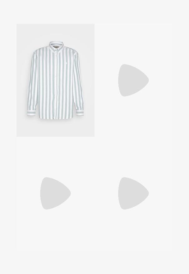 Carhartt WIP DILLION  - Ing - chervil/white; Három fehér csíkos pamut trikó. Felső része kerek nyakkivágású, és a szegély közelében kis fekete címkék találhatók. Több méretben elérhető.; Királykék sportnadrág, rugalmas derékrésszel és szegélyekkel, fehér, ívelt, fényvisszaverő csíkokkal a combokon, és kis fehér logóval a jobb oldalon.; Ezüst és fekete sportcipő, hálós és szintetikus felsőrésszel, voluminózus dizájnnal és texturált felülettel. Párnázott bokarésszel és gumitalppal rendelkezik.; Ezüst nyakláncok különböző láncstílusokkal fekete pólóra terítve, kiemelve a sima fém textúrát és a rétegezett dizájnt.