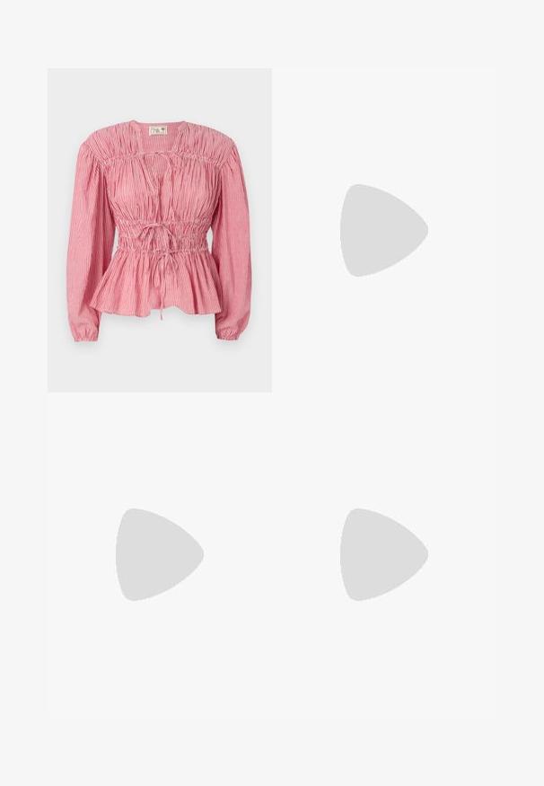 Blusa a righe rosse e bianche con maniche lunghe, corpetto arricciato e cordoncino regolabile in vita, con orlo a peplum.; Gonna midi bianca in maglia con un motivo testurizzato a righe verticali e dettagli a taglio vicino all'orlo. Vita elasticizzata. Materiale morbido.; Pantofole da balletto nere in pelle con punta arrotondata, texture liscia, dettagli di cucitura minimi e design con suola flessibile.; Borsa a tracolla in pelle marrone con chiusura a pattina, hardware color oro, tracolla e una finitura liscia. Forma rettangolare compatta.
