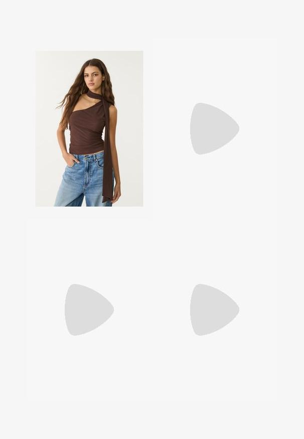 Top marrone senza maniche con scollatura drappeggiata e lungo nodo. Presenta una silhouette aderente, una texture morbida e un design arricciato, abbinato a jeans blu.; Pantaloni a gamba larga di un leggero colore crema. Realizzati in un tessuto morbido con pieghe sul davanti e tasche laterali.; Sandalo bianco con tacco alto, caratterizzato da un design a cinturini e un legaccio alla caviglia. Texture liscia con una piattaforma frontale per un'altezza aggiuntiva.; Borsa a spalla bianca con una finitura testurizzata, un accentuato fermaglio centrale e una forma curva. Chiusure a cerniera su entrambi i lati.
