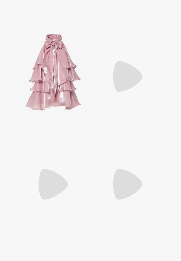 Warstwowa różowa suknia o błyszczącym wykończeniu, z falbankami i wysokim kołnierzem, ozdobiona dużą kokardą przy szyi.; Czarne spodnie o szerokich nogawkach z wysokim stanem, z plisami, z przodu zapinane na guzik oraz dwoma bocznymi kieszeniami. Wykonane z materiału o teksturowanym wykończeniu.; Bordowe baleriny z lakierowanej skóry z zaokrąglonym noskiem, małą kokardką z przodu oraz niską, czarną gumową podeszwą. Gładka tekstura.; Biała prostokątna kopertówka wykonana z błyszczącego materiału, z srebrnym łańcuszkiem. Modelka pozuje, prezentując torebkę na jednolitym tle.