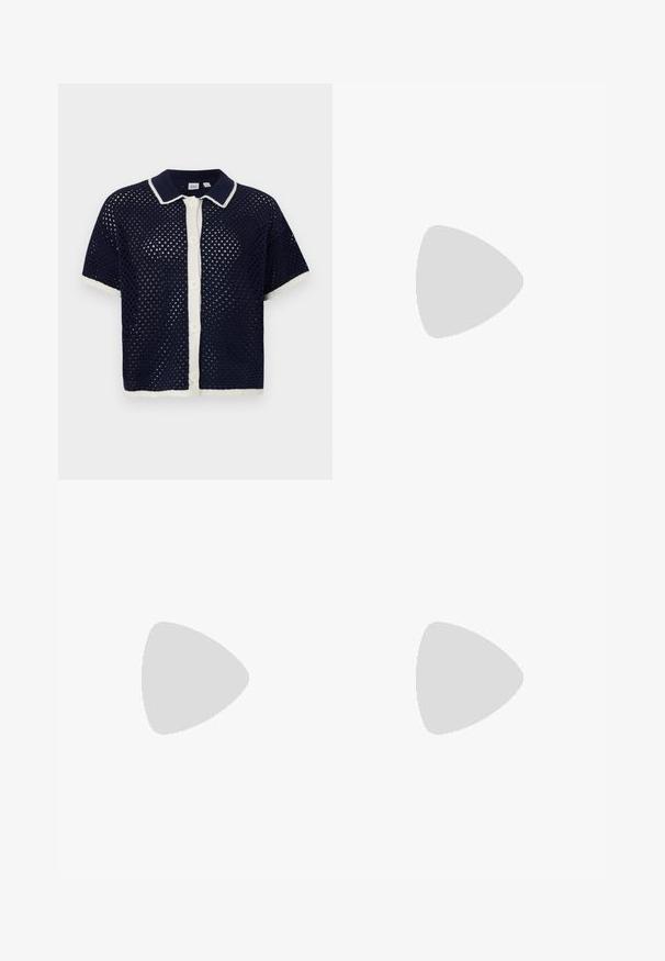 Camicia a maniche corte in maglia blu navy con pattina bianca, caratterizzata da un motivo perforato e dettagli a contrasto nel colletto e nel bordo.; Bermuda shorts in denim blu scuro con vita regolabile tramite lacci, dotati di passanti per cintura standard e dettagli di cucitura in vista.; Sneaker alta in tela bianca con suola in gomma nera, punta in gomma frontale e sei asole per i lacci, caratterizzata da un design pulito e minimalista.; Borsa a tracolla in pelle rossa con un design angolare e geometrico. Presenta una singola tracolla regolabile e una chiusura a patta con dettagli cuciti.