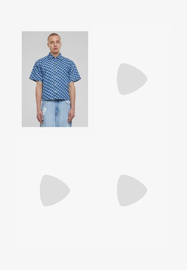 Korte mouwen overhemd in blauw geruit patroon, van denim materiaal, met een knoopsluiting aan de voorkant en een cropped, boxy fit. Versleten jeans eronder.; Langsleeve witte t-shirt gemaakt van zachte katoen. Ronde halslijn met rechte zoom en geen zichtbare patronen of graphics.; Donkerblauwe denim shorts met een losse pasvorm, voorzien van twee achterzakken met contrasterende stiksels. Rechte snit en knielange ontwerp.; Nike hardloopschoen met een witte en grijze bovenkant, blauwe accenten, geperforeerde details, een gevoerde zool en een kenmerkend Shox veersysteem.