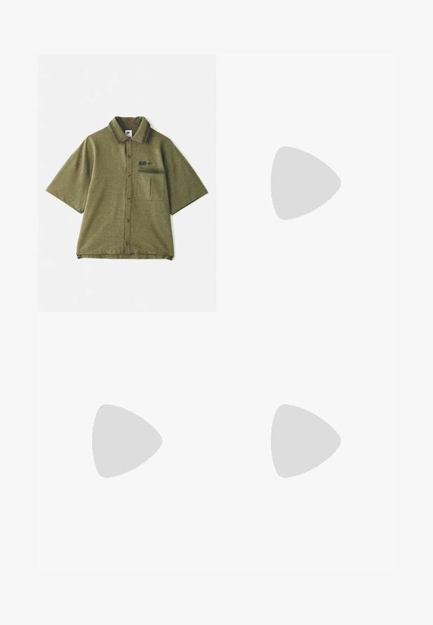 Grünes Poloshirt mit kurzen Ärmeln, Knopfleiste, kontrastierend gemustertem Kragen, gesticktem Logo und einer Brusttasche. Weiche Textur.; Hellblaue Jeans aus Denim mit lockerem Schnitt, mit verblasstem Finish, fünf Taschen und einem Knopfverschluss. Gekettelter Saum mit leicht zulaufenden Beinen.; Silberne und graue Sportschuhe mit einem Obermaterial aus Mesh, geschwungenem Design und einzigartiger runder Sohle, die transparente Dämpfungselemente aufweist.; Braune ovale Sonnenbrille mit einem hellbraunen Kunststoffrahmen. Schlanke Bügel und getönte Gläser sorgen für ein elegantes, minimalistisches Design.