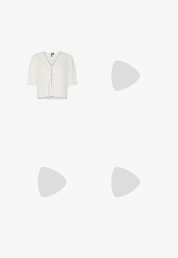 Biely skrátený top z ľahkého materiálu, s výstrihom do v, nadýchanými rukávmi a detailom viazania na prednej strane, s voľným strihom.; Svetlomodré rozšírené džínsy vyrobené z denimu, s vysokým pásom, piatimi vreckami a jednopoložkovým zapínaním na gombík. Mäkká textúra s vyblednutým povrchom.; Čierne lakované kožené sandálové podpätky s špicatou špičkou a geometrickým blokovým podpätkom. Disponujú elegantným, minimalistickým dizajnom a hladkým povrchom.; Čierna kožená hobo taška so hladkou textúrou, zakriveným tvarom a jedným nastaviteľným popruhom; má široké otvorenie na vrchu.