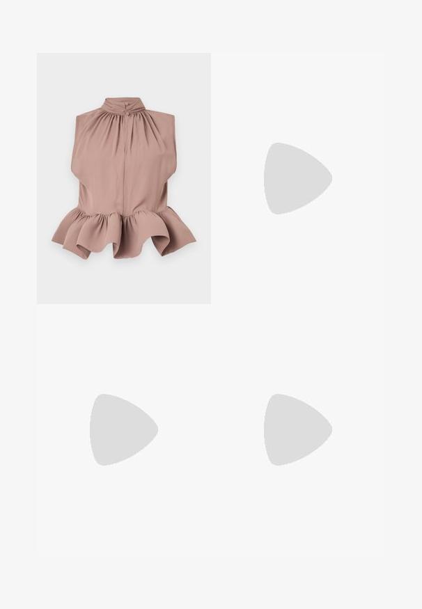 Ermeløs topp i støvete rose med høy krage, samlet halslinning og en buet volangkant, laget av glatt, lett stoff.; Sorte skreddersydde bukser med rett silhuett, med en glatt tekstur og klare pressede bretter foran. Ingen synlig maskinvare.; Sorte skinn slingback høyhælte sko med spiss tå, glatt tekstur og en smal ankelrem med gullhardvareakenter.; Sort lærveske med en strukturert design, som har en avkortet form, topphåndtak og detaljer i gull. Justerbar skulderstropp inkludert.