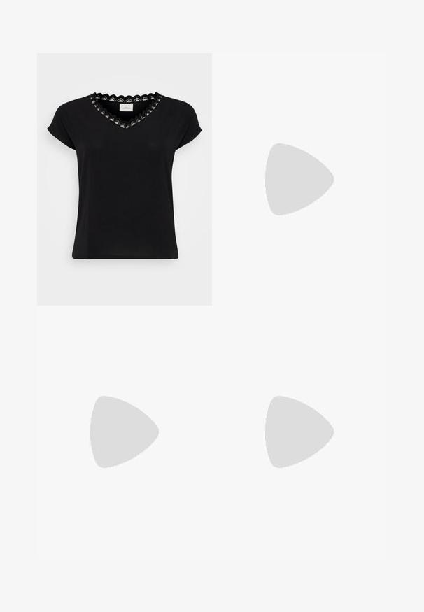 Melna T-krekls ar cepures piedurknēm, V-veida kakla izgriezums, ar balto un melno viļņoto mežģīņu apdari. Mīksts audums, brīvs piegriezums, minimālisma dizains.; Brūni un krēmbalti zebra raksta bikses ar elastīgu jostasvietu, kas izceļas ar platu kāju dizainu un gludu auduma tekstūru.; Melna lakota āda ar atvērto papēdi, ar smailu purngalu un ģeometrisku blokpapēdi. Iezīmējas elegants, minimāls dizains un gluda tekstūra.; Melnas ādas rokassoma ar izliekta formu, noņemamu siksnu un zelta aksesuāriem. Somai ir vāciņš ar sprādzes detaļu.