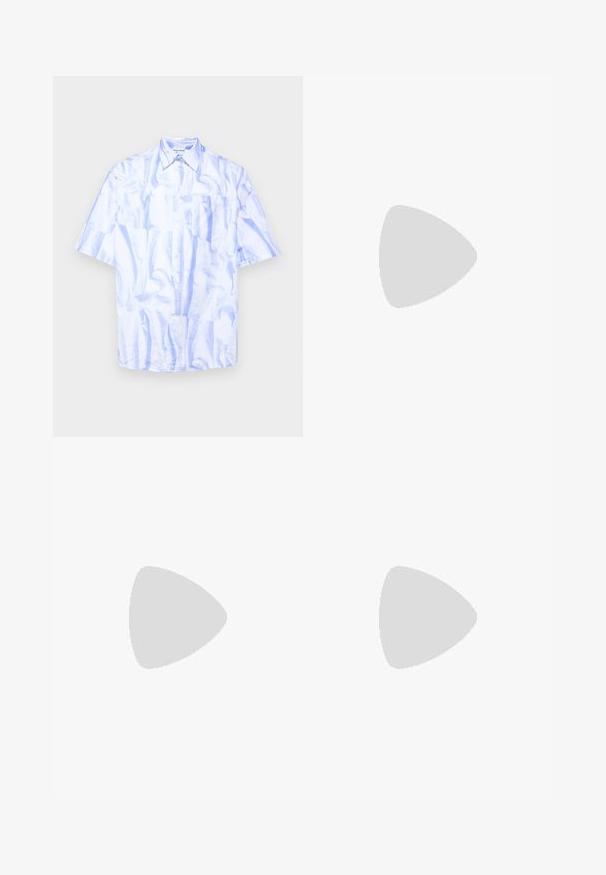Camisa de manga corta abotonada en azul claro con una textura brillante y arrugada; cuenta con un bolsillo en el pecho y un diseño de cuello clásico.; Pantalones cortos negros con cintura elástica y cordón ajustable. Hechos de una tela suave, con un corte holgado y sin patrones visibles.; Zapatillas deportivas negras con una suela de goma texturizada, parte superior de tela acolchada, cordones elásticos y tiradores en el talón para facilitar el uso.; Gafas de sol con marco de metal dorado, lentes verdes, forma redonda, patillas delgadas y acentos de plástico blanco en las puntas de las varillas.