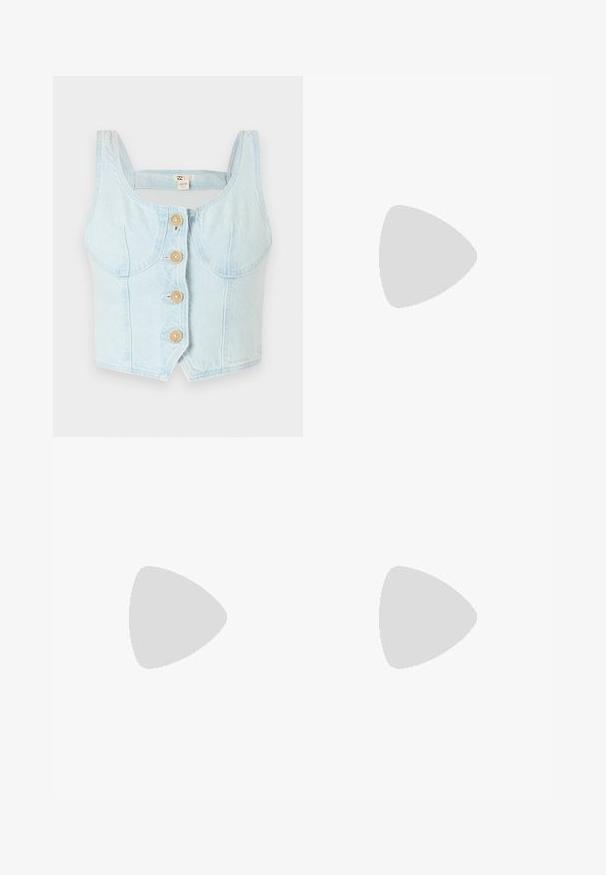 Világoskék farmer cropped top négyzet alakú nyakkivágással, az elején öt fából készült gombbal és íves oldals seams.; Off-white kötött anyagú crop top. Hosszú ujjak, bordás textúrával és kis kivágásokkal a nyakkivágás körül.; Sötétkék farmer széles szárú nadrág magas derékkal, öt zsebbel, eltérő varrással és ezüstszínű fémalkatrészekkel. Sima textúra és tiszta finish.; Fehér bőr sneaker bézs velúr részletekkel, perforált orr résszel, lapos fűzőkkel és textúrált krémszínű talppal. Finom márkajelzés található a sarkán.; Fekete szövet kézitáska gyűrött textúrával, két vállpánttal és fűzős záródással az oldalakon. Simább, könnyű anyag.