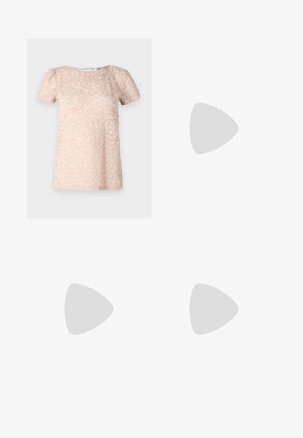 Maglietta a maniche corte di colore rosa chiaro con un motivo testurizzato, scollo rotondo e maniche leggermente a sbuffo. Realizzata in tessuto morbido e leggero.; Gonna midi bianca in maglia con un motivo testurizzato a righe verticali e dettagli a taglio vicino all'orlo. Vita elasticizzata. Materiale morbido.; Pantofole da balletto nere in pelle con punta arrotondata, texture liscia, dettagli di cucitura minimi e design con suola flessibile.; Borsa a tracolla in pelle marrone con chiusura a pattina, hardware color oro, tracolla e una finitura liscia. Forma rettangolare compatta.