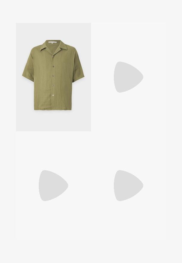 Olíva zöld, rövid ujjú ing texturált anyagból, gombos zárással és bemetszett gallérral. Lazább fazonú, finom szövésmintával rendelkezik.; Fehér pamut ujjatlan trikó kerek nyakkivágással, sima textúrával és testhezálló fazonnal, amelyet hétköznapi viseletre terveztek.; Filippa K WIDE TROUSERS - Nadrágok - driftwood; Fehér bőr sneaker sima felülettel, kerek orral és minimalista dizájnnal. Bézs kiemelésekkel a sarokon és gumitalppal rendelkezik.