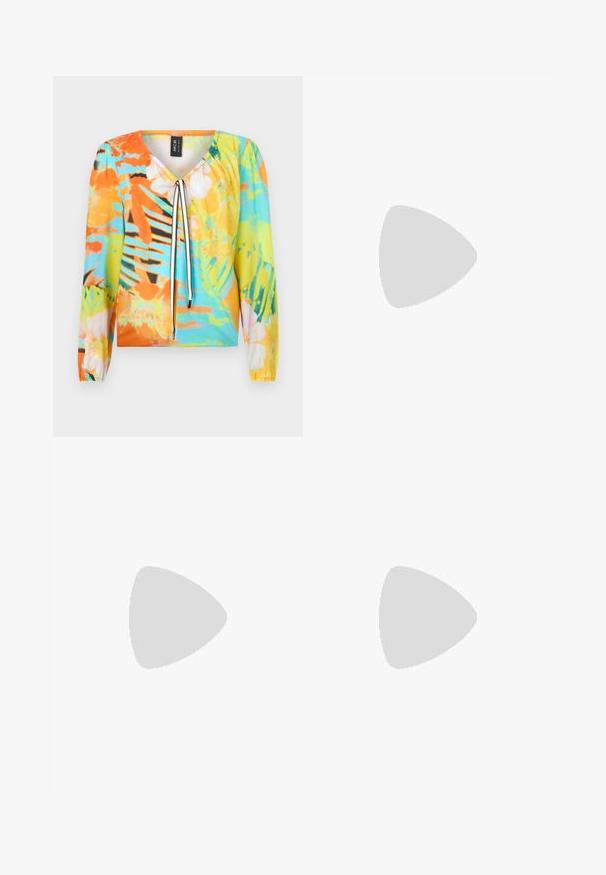 Večbarvna bluza z V-izrezom, ki ima cvetlični in tropski vzorec v oranžni, modri in zeleni barvi. Dolgi rokavi z elastičnimi manšetami.; Bela široka hlače iz lahkega materiala, ki se ponašajo z gladko teksturo, čistimi linijami in visokim pasom.; Črne čevlje s koničastimi nosovi in slingback obliko z nizko peto, izdelane iz gladke usnjene materiale ter s črtasto zasnovo na strani za prezračevanje.; Črna torbica z dvema kratkima ročajema in odstranljivim naramnim trakom. Gladek usnju podoben material z zadrgo in podrobnostmi z logotipom.