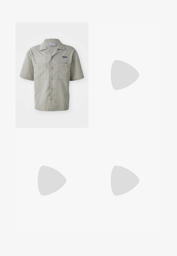 Camicia a maniche corte di colore grigio chiaro, realizzata in un tessuto morbido, con due tasche frontali e un logo ricamato blu sul petto.; Pantaloni in cotone verde oliva, con taglio dritto, pieghe frontali e chiusura con bottone in vita. Senza tasche visibili.; Sneaker bianchi in pelle con dettagli perforati, tre strisce metalliche e un pannello laterale testurizzato. Indossati con calzini bianchi con strisce blu.; Zaino nero dal design snello, con una finitura testurizzata, spallacci regolabili e cordini elastici frontali per un'ulteriore capacità di stoccaggio.