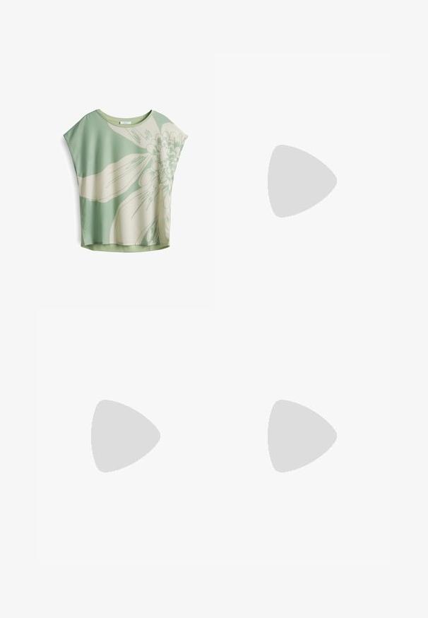 Maglietta a maniche corte in morbido tessuto verde chiaro con una grande stampa floreale color crema. Vestibilità rilassata con scollo rotondo e una leggera lucentezza.; Pantaloni neri a gamba dritta, con tasche frontali e spacchi laterali all'orlo. Realizzati in tessuto morbido e liscio. Adatti a diverse occasioni.; Décolleté in vernice nera con punta affusolata e tacco in geometria cubica. Presentano un design elegante e minimalista, con una texture liscia.; Borsa hobo nera in pelle con una superficie liscia, forma curvata e una singola tracolla regolabile; presenta un'ampia apertura nella parte superiore.